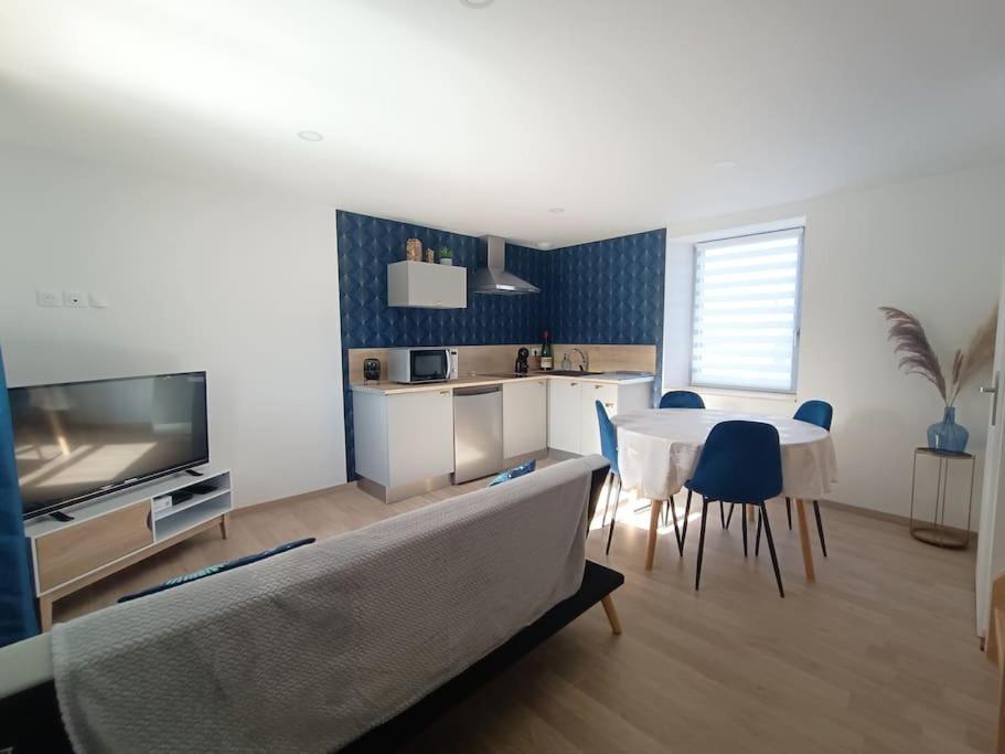 Appartement Independant La Tour Des Tuileries Aydoilles Extérieur photo
